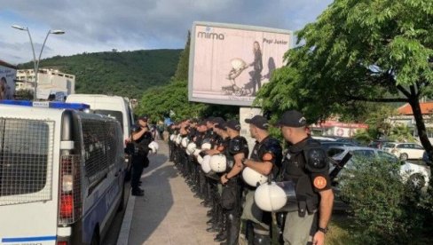 Specijalci opkolili zgradu SO Budva: Ispred skupštine preko 20 kombija, narod NE MOŽE DA PRIĐE! (VIDEO)