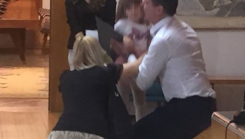 Dirljiv susret: Devojčica u zagrljaju roditelja, mamici donela poseban poklon (Foto) Dirljiv susret: Devojčica u zagrljaju roditelja, mamici donela poseban poklon (Foto)