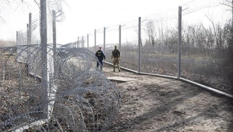 Мигранти копају тунеле испод бодљикаве жице: Мађарска полиција пронашла пролаз код границе са Србијом