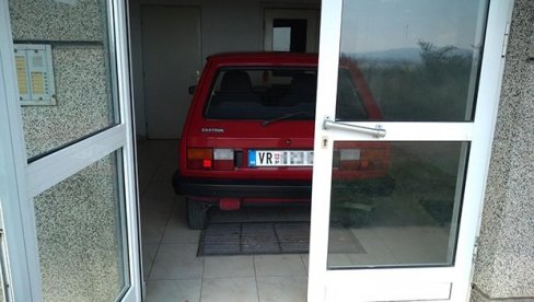 У ИНАТ КОМШИЈАМА: Југо се башкари у хаустору зграде у Врању (ФОТО) У ИНАТ КОМШИЈАМА: Југо се башкари у хаустору зграде у Врању (ФОТО)