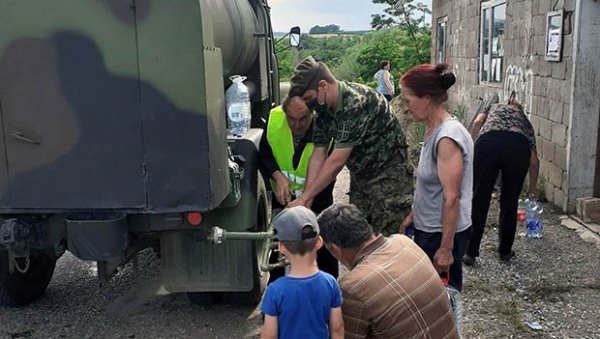 ВОЈСКА ПОСЛАЛА ЦИСТЕРНЕ: Помаже водоснабдевање угрожених општина