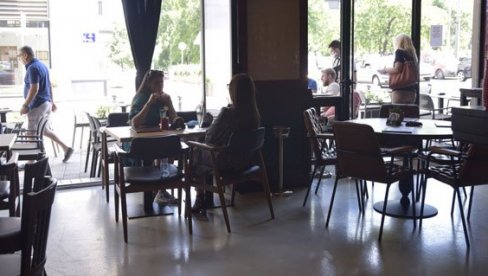 PARIŽANI ŽUDE ZA RESTORANSKOM HRANOM: Za velike pare kuvari dolaze i kuvaju im u njihovoj kući PARIŽANI ŽUDE ZA RESTORANSKOM HRANOM: Za velike pare kuvari dolaze i kuvaju im u njihovoj kući