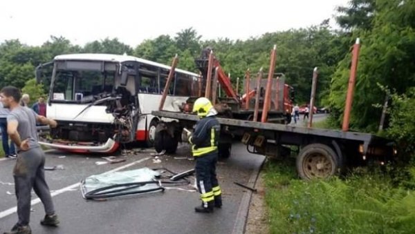 Тежак удес код Бањалуке: Више повређених у судару камиона и аутобуса (ФОТО)