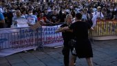 POLICIJA UHAPSILA OSUMNJIČENOG: Pogledajte snimak koji je nastao nakon međusobnog obračuna demonstranata (VIDEO)