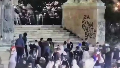 TRENUTAK KADA HULIGANI KREĆU NAPAD NA POLICIJU, nakon čega je policija bila prinuđena da reaguje (VIDEO)