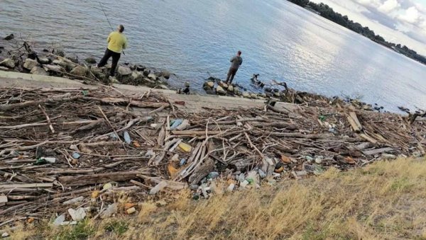 УСЛЕД НИЖЕГ ВОДОСТАЈА ДУНАВА, СМЕТЛИШТЕ УЗ ШЕТАЛИШТЕ КОД СЦ 25. МАЈ НА ДОРЋОЛУ