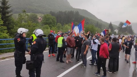 ХАПШЕЊИМA ЧЕСТИТАЛИ ПЕТРОВДАН: Наставља се прогон свештенства и верника СПЦ у Црној Гори