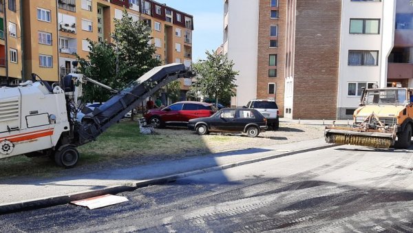 НОВОАСФАЛТИРАНЕ УЛИЦЕ У ЦЕНТРУ: И пoрeд пaндeмиje у Moдричи сe урeђује грaд