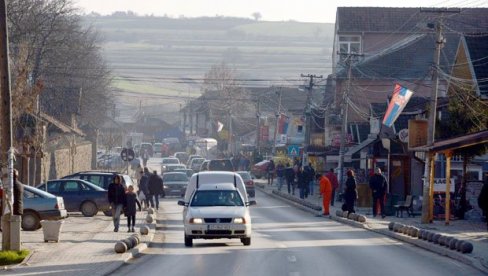 ALBANCI PONOVO PROVOCIRAJU SRBE: Na dečijem igralištu kod Gračanice osvanuli grafiti OVK - Reagovao Petković! (FOTO)