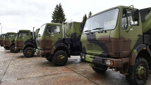 КАМИОН ВОЈСКЕ СРБИЈЕ ПРЕВОЗИО ТЕНК: Попустиле му кочнице, слетео са пута (ФОТО)