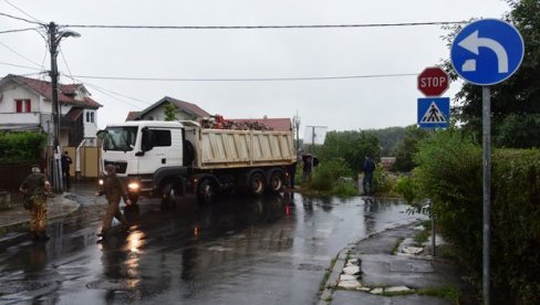 ODJEKNULO JE KAO DA JE BOMBA: Snimak sa mesta gde se prevrnuo vojni kamion sa tenkom  (FOTO/VIDEO)