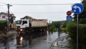 ODJEKNULO JE KAO DA JE BOMBA: Snimak sa mesta gde se prevrnuo vojni kamion sa tenkom  (FOTO/VIDEO)