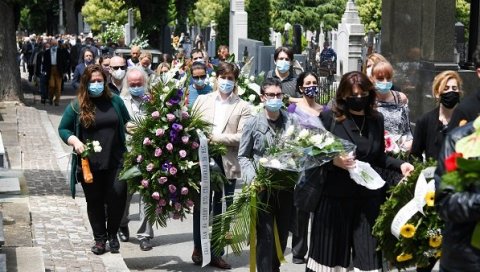 ДАРА САД ДИРИГУЈЕ ХОРУ АНЂЕЛА: На вечни починак у Алеји заслужних грађана на Новом гробљу испраћена Даринка Матић Маровић (ФОТО)