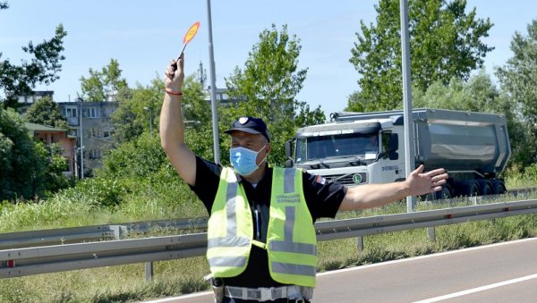 ПИЈАНИ ОТАЦ ВОЗИО 175 НА САТ СА ДЕТЕТОМ У КОЛИМА: За три дана празника чак 9.000 прекршаја, њих 900 били алкохолисани