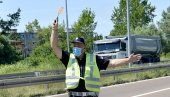 KAMIONDŽIJA SA VIŠE OD DVA PROMILA ALKOHOLA: Policija u Južnobačkom okrugu za dan otkrila 296 saobraćajnih prekršaja