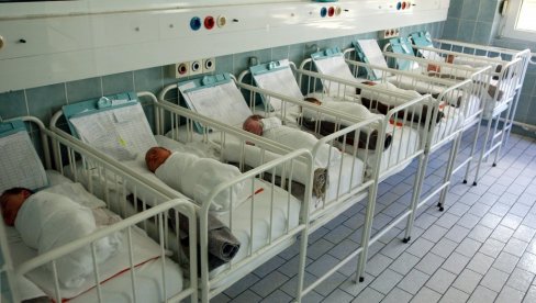 ТАТЕ ОБАВЕЗНО ОСТАЈУ С БЕБОМ! Новина која је обрадовала очеве у Француској ТАТЕ ОБАВЕЗНО ОСТАЈУ С БЕБОМ! Новина која је обрадовала очеве у Француској