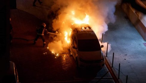 POŽAR U NIŠU: Gorela dva automobila (FOTO) POŽAR U NIŠU: Gorela dva automobila (FOTO)