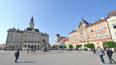 ПРЕЛЕПА СЦЕНА У НОВОМ САДУ: Бака и дека одушевили суграђане (ФОТО)