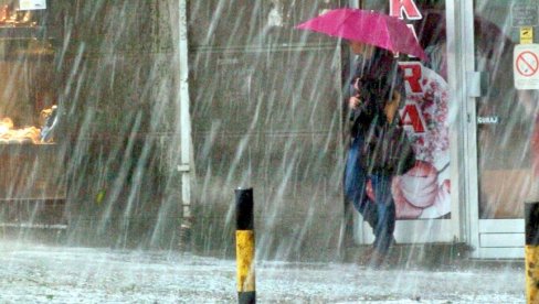 JAKO NEVREME POGODILO BAJINU BAŠTU: Padali kiša i grad, najhrabriji su se ipak kupali