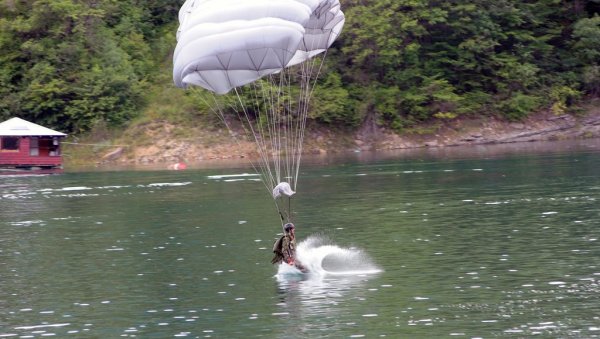 ПОСЛЕ 30 ГОДИНА: 63. падобранска бригада је извела скок на воду