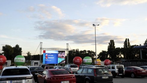 LJUBAV PREMA ODBOJCI: Poljaci navijali iz automobila