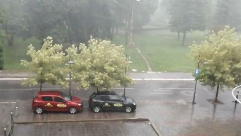 NEVREME POGODILO KRALJEVO: Olujna kiša i grad veličine graška (VIDEO)