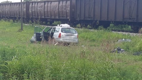 КАМЕРЕ ЗАБЕЛЕЖИЛЕ ТРЕНУТАК УЖАСА: Воз удара у аутомобил у ком су страдали супружници (ВИДЕО)