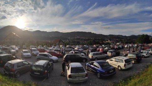 U KOLONAMA STOTINE AUTOMOBILA: Auto litije u Bijelom Polju i Mojkovcu (FOTO/VIDEO)