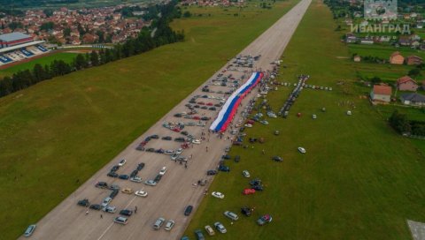 ВЕЛИЧАНСТВЕН ПРИЗОР У БЕРАНАМА: Народ аутомобилима исписао - Не дамо светиње (ФОТО)