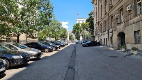 PROMAJA U NEMANJINOJ 11: Ministri već na raspustu, u zgradi samo premijerka i dve ministarke PROMAJA U NEMANJINOJ 11: Ministri već na raspustu, u zgradi samo premijerka i dve ministarke