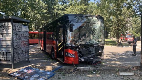 ПРВИ СНИМЦИ СА МЕСТА НЕСРЕЋЕ: Аутобус на окретници ударио жену, ватрогасци извлачили возача из смрсканог возила десет минута (ФОТО/ВИДЕО)