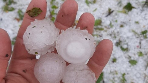 GRAD VELIČINE ORAHA TUKAO 20 MINUTA: Snažno nevreme pogodilo selo kod Prijepolja (FOTO)