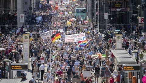 ХАОС У БЕРЛИНУ ЗБОГ МАСОВНИХ ПРОТЕСТА: Повређено 45 полицајаца, ухапшена 133 демонстранта