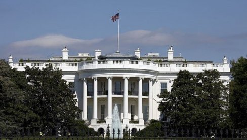 INCIDENT U VAŠINGTONU: Kombijem udario barikade ispred Bele kuće (FOTO)