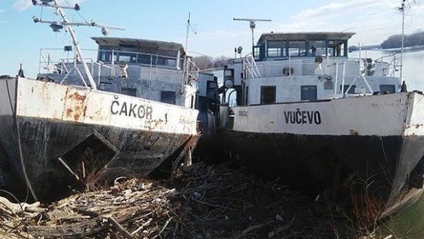 У НОВОМ САДУ ЗАБРИНУТИ: Укотвљени ледоломци као еколошке бомбе