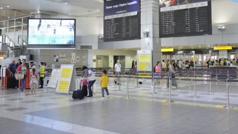 DETALJI POROĐAJA NA AERODROMU NIKOLA TESLA: Čekala avion sa gostima, dočekala - sina