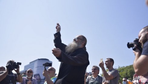 PRAVE HAOS: Demonstranti jajima gađaju poslanike! (FOTO/VIDEO)