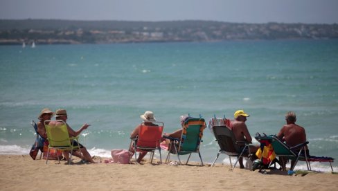 BIZARNA MODA U KINI: Da li biste ovo nosili na plaži? (FOTO/VIDEO)