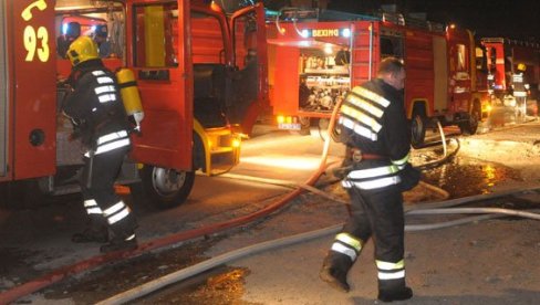 POŽAR NA VODŽODVCU: Gusti crni dim kulja iz garaže, vatrogasci hitno izašli na teren (VIDEO) POŽAR NA VODŽODVCU: Gusti crni dim kulja iz garaže, vatrogasci hitno izašli na teren (VIDEO)