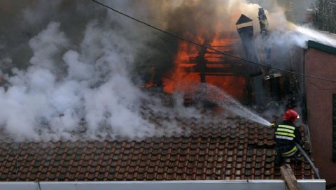 ПОЖАР У ПОРОДИЧНОЈ КУЋИ У ЧАЧКУ: Запалило се поткровље, нема повређених