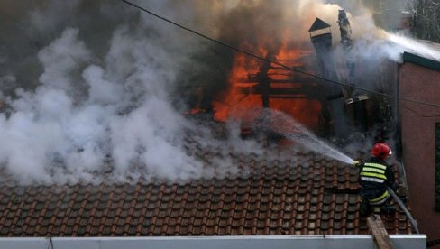 POŽAR U PORODIČNOJ KUĆI U ČAČKU: Zapalilo se potkrovlje, nema povređenih