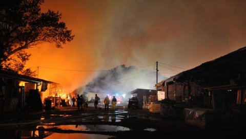 ГОРЕЛИ ГАРАЖА, КУЋА, ВОЗИЛА, ХЛАДЊАЧА! Велики пожар на периферији Крушевца