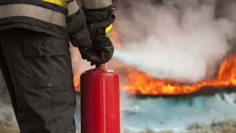 VELIKI POŽAR U BLIZINI MARSELJA: Ugrožene kuće, ljudi napuštaju svoje domove