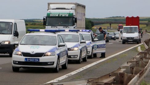 UDES NA AUTO-PUTU: Probio bankinu, izleteo sa kolovoza, isprevrtan završio na livadi