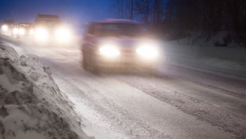 SAOBRAĆAJKA NA ZAVEJANOM PUTU KOD IVANJICE: Automobil se sudario sa vozilom Hitne pomoći,  povređeno troje putnika