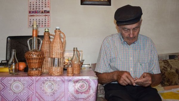 ВЕШТИ ПРСТИ ДЕДА ДУШАНА: Старина из Течића међу само неколико активних плетара