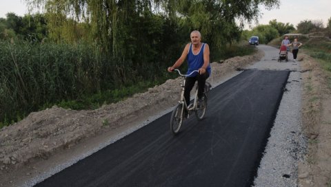 КИЛОМЕТРИ ЗА УЖИВАЊЕ: Асфалтирање прекограничне бициклистичке стазе (ФОТО)