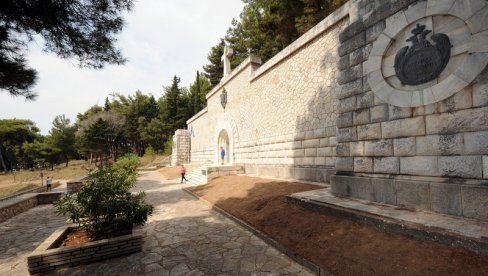 DA LI ĆE SE KUPATI U PLAVOJ GROBNICI? Grci postavili ležaljke kod spomenika stradalim srpskim herojima (FOTO) DA LI ĆE SE KUPATI U PLAVOJ GROBNICI? Grci postavili ležaljke kod spomenika stradalim srpskim herojima (FOTO)