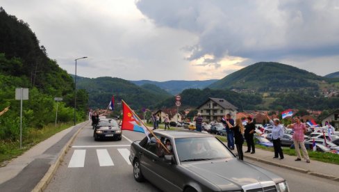 БЈЕЛОПОЉЦИ БРАНЕ СВЕТИЊЕ: Велика ауто-литија у Бијелом Пољу, народ срдачно дочекао поворку (ФОТО/ВИДЕО)