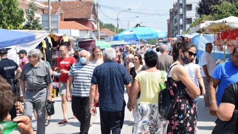 VAŠAR U JAGODINI USRED KORONE: Puše se pljeskavice, zatvorene ulice, obigravaju oko tezgi, a malo ko stavio masku